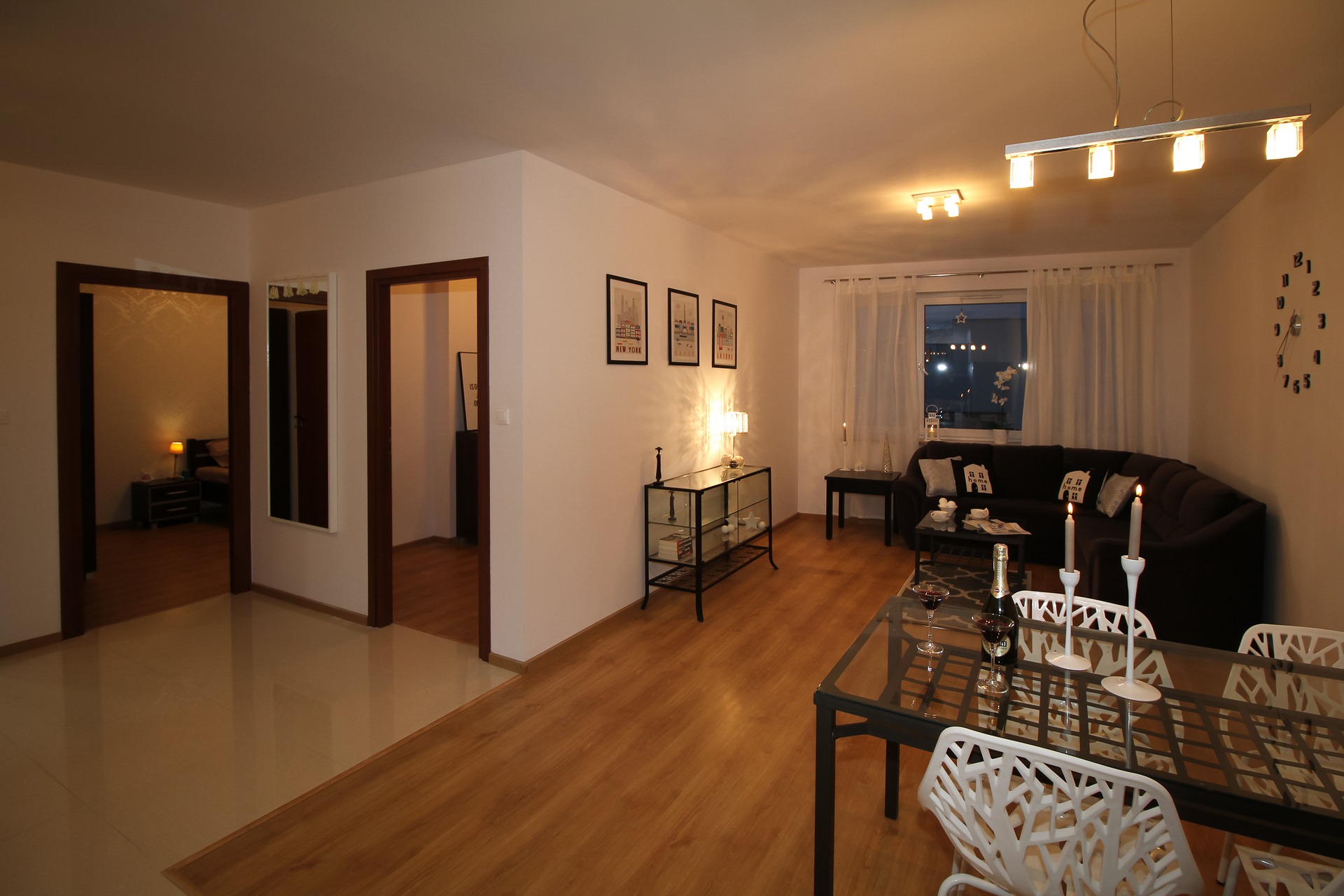 apartment-2094718_1920.jpg